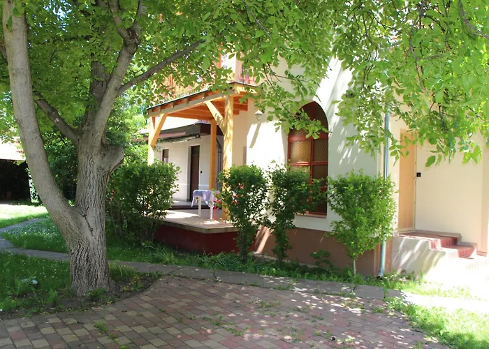 Fecskefeszek Nyaralohaz *